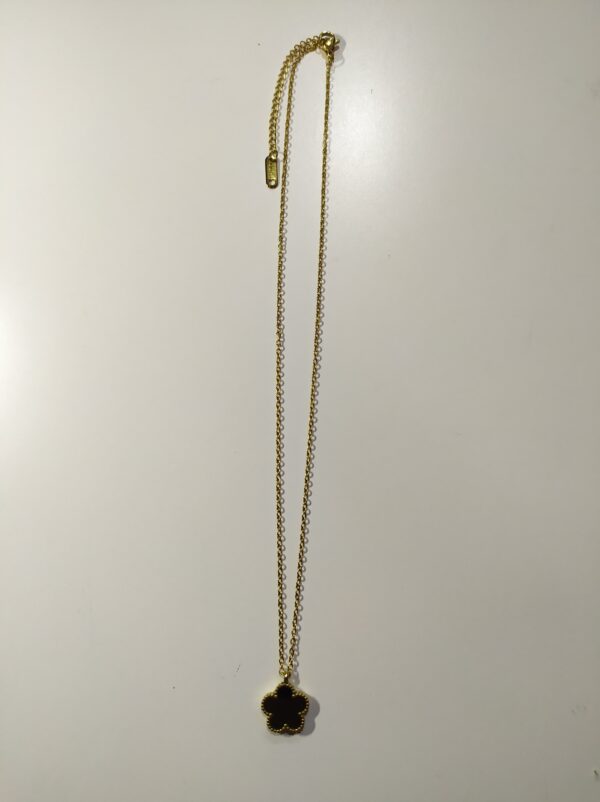 Collar con colgante trebol cinco hojas negro - Imagen 3