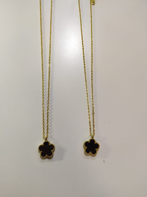 Collar con colgante trebol cinco hojas negro - Imagen 2