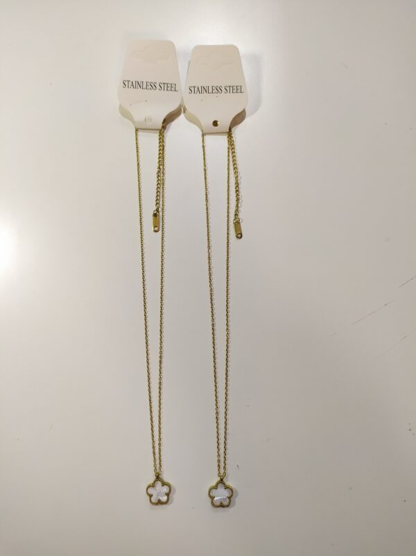 Collar con colgante trebol cinco hojas blanco - Imagen 5